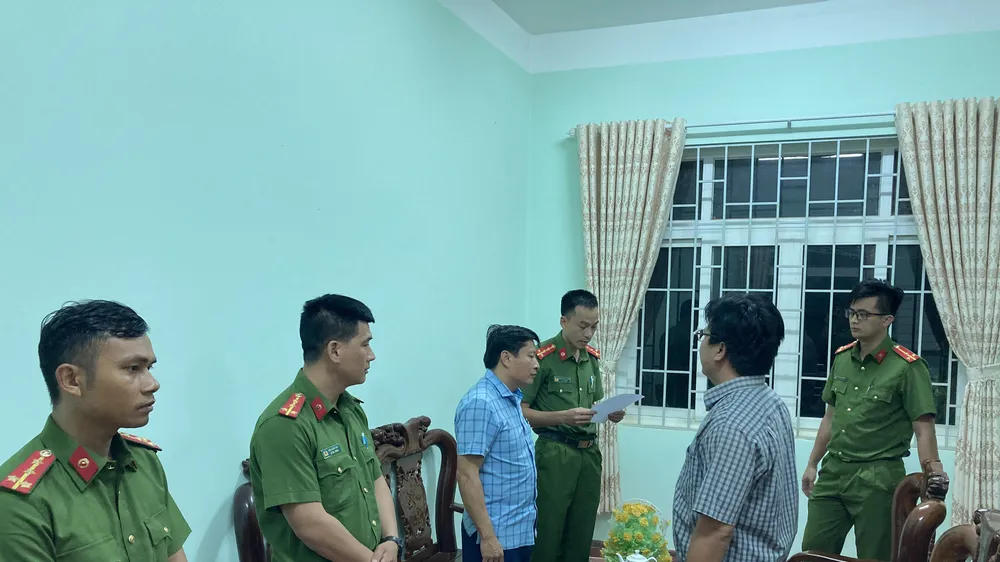 Hiệu trưởng trường THPT ở Đắk Nông "ăn" 800 triệu đồng thu của học sinh