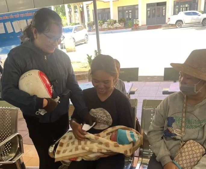 Phát hiện bé sơ sinh còn nguyên dây rốn bị bỏ rơi bên đường