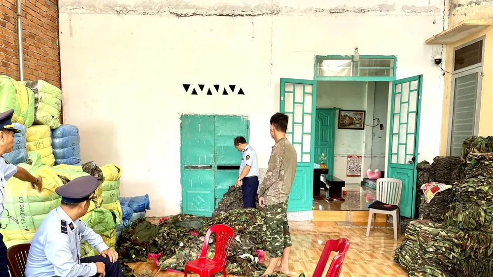Thu giữ hàng ngàn bộ quần áo rằn ri không rõ nguồn gốc