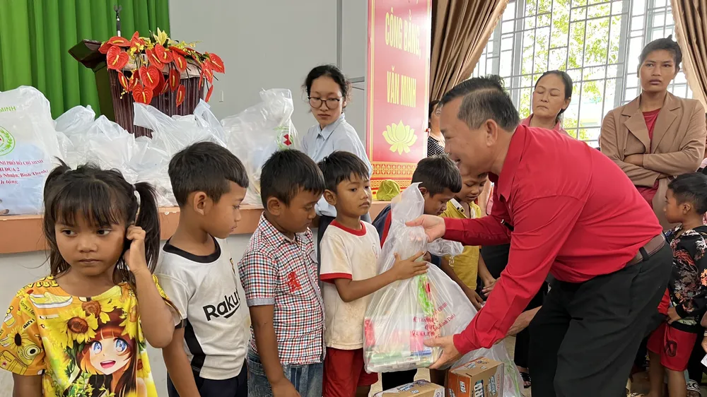 Hội Chữ thập đỏ TPHCM chăm lo cho trẻ em khuyết tật, nghèo khó ở Đắk Nông