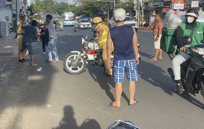 Bị đo nồng độ cồn, người đàn ông hành hung 2 CSGT