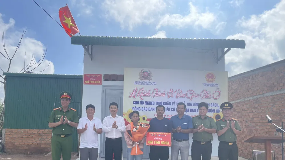 Trao 9 căn nhà tình nghĩa cho người nghèo tại Đắk Lắk