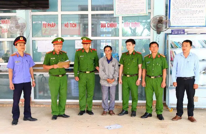Bắt nguyên cán bộ địa chính - xây dựng xã nhận hối lộ