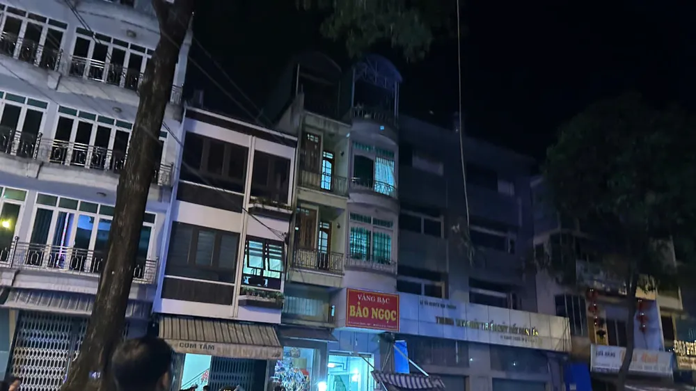 Người đàn ông cầm dao xông vào tiệm vàng, rơi từ tầng 3 xuống đất tử vong