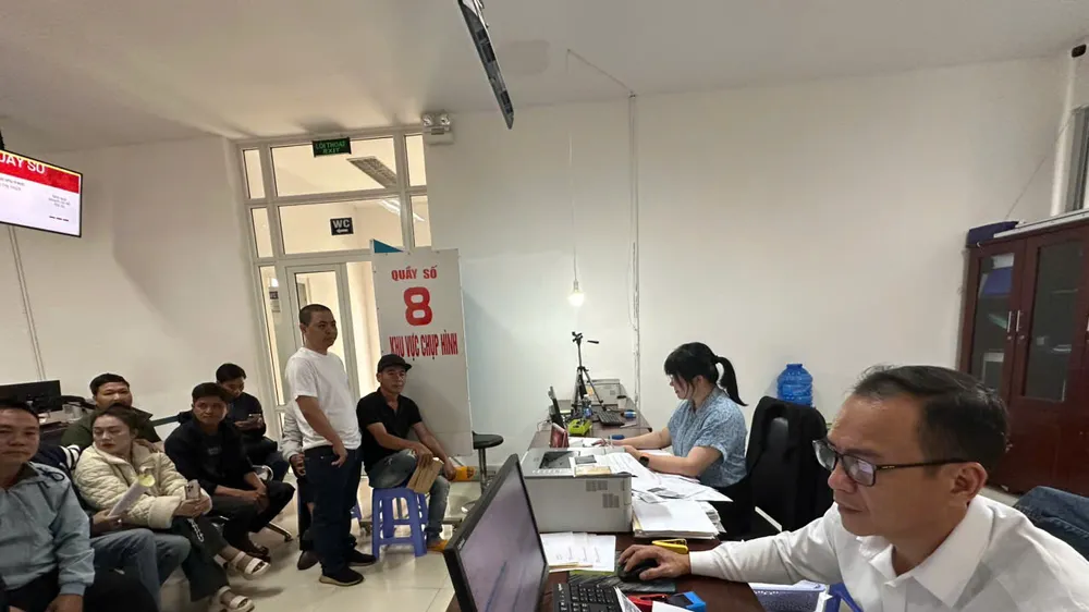 Sau kỳ nghỉ tết, bộ phận hành chính làm việc hết công sức vì hồ sơ tăng 4-5 lần