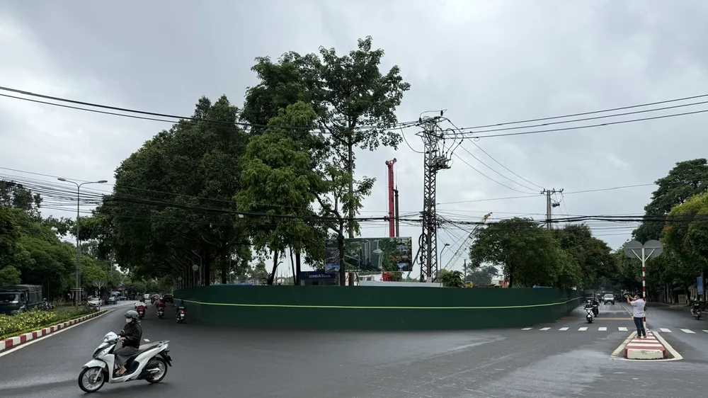 Doanh nghiệp ngang nhiên quây tôn rào vỉa hè để làm dự án