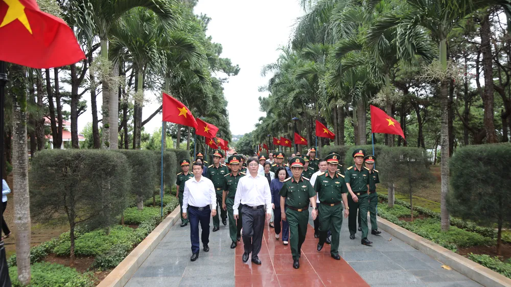 Đại tướng Phan Văn Giang thăm và tặng quà Mẹ Việt Nam Anh hùng ở Đắk Lắk