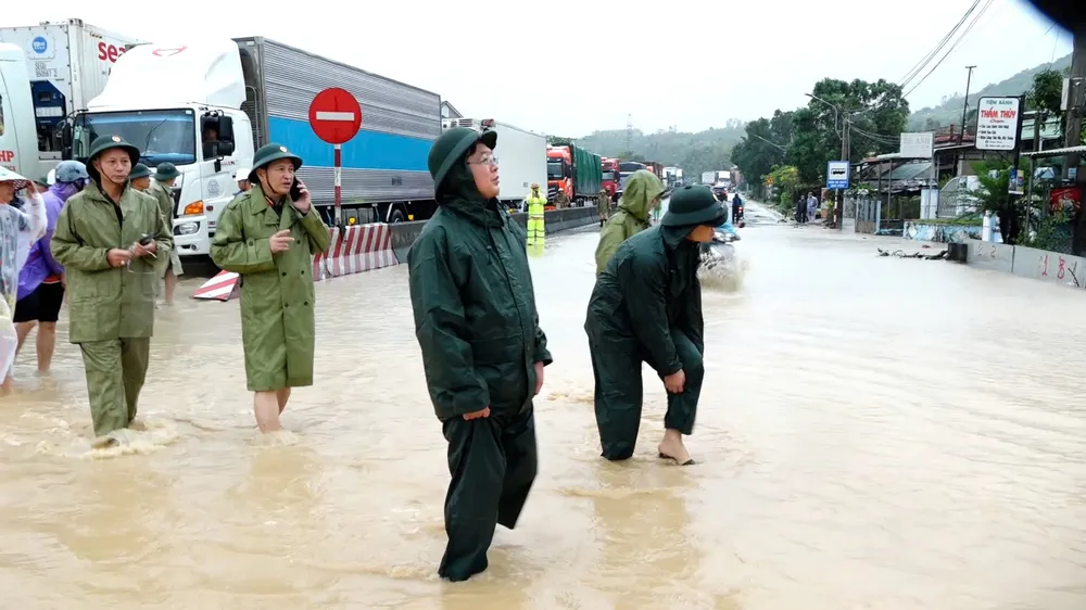 Phó Thủ tướng Hồ Quốc Dũng: Bằng mọi cách, sơ tán người dân ra khỏi vùng nguy hiểm