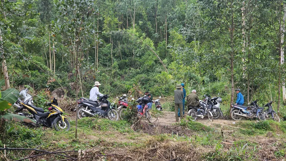 Lực lượng chức năng đang phong toả hiện trường tìm kiếm máy bay rơi ở phường Đông Hoà