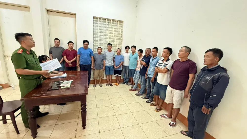 Đắk Lắk: Bắt 25 đối tượng trong đường dây cá độ bóng đá, giao dịch gần 200 tỷ đồng
