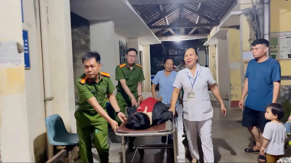 Đắk Lắk: Kịp thời đưa sản phụ chuyển dạ giữa rừng đến bệnh viện