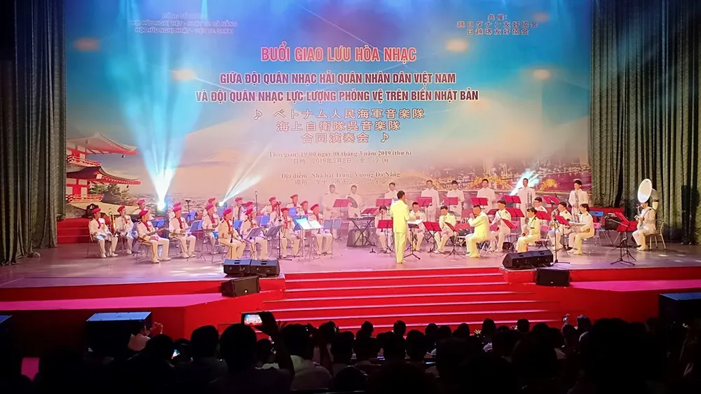 Buổi giao lưu hòa nhạc giữa Hải quân Việt Nam và lực lượng phòng vệ trên biển Nhật Bản thu hút đông đảo khán giả