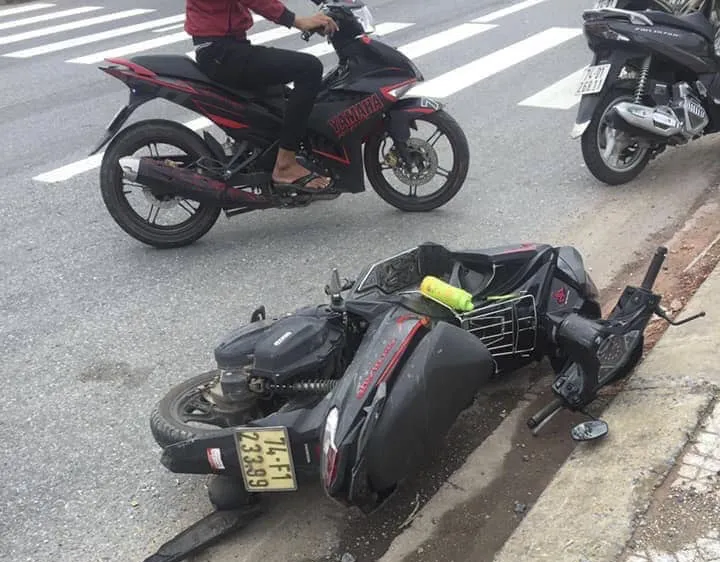 Xe máy mất lái tông vào cột báo giao thông khiến 2 mẹ con tử vong