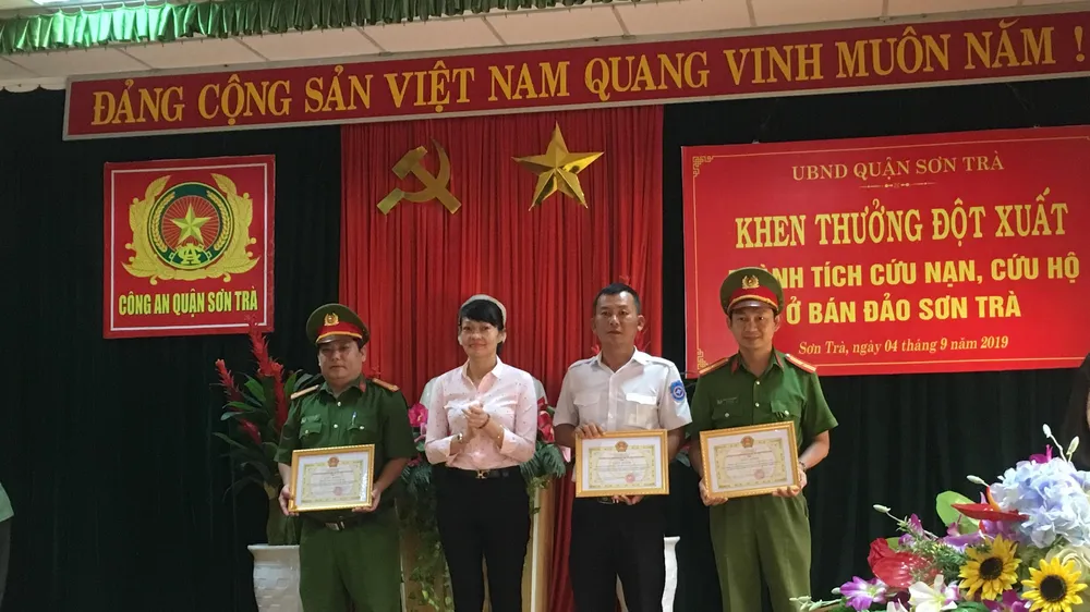 Truy tặng bằng khen cho công dân tử nạn trong lúc cứu người tại bán đảo Sơn Trà