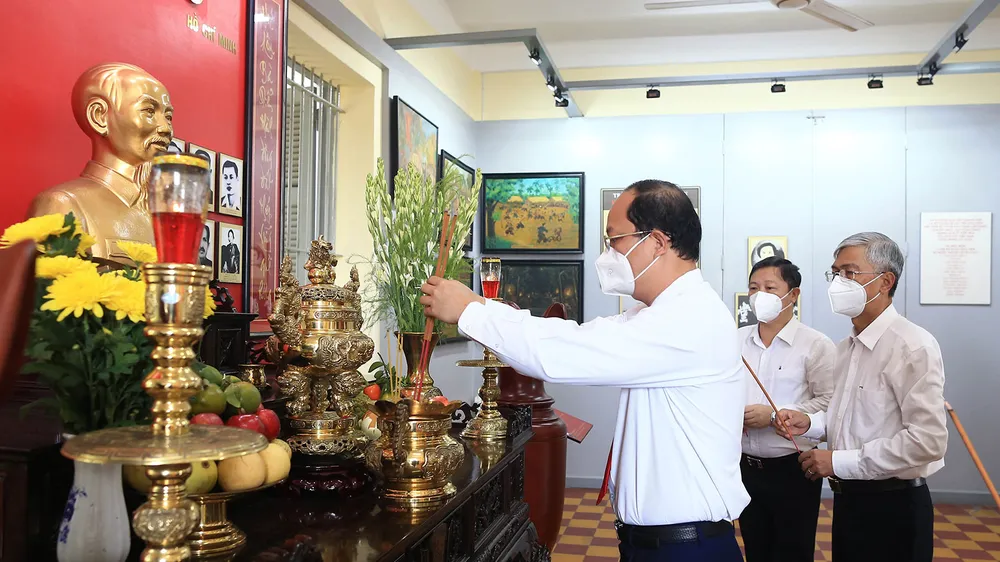 Lãnh đạo TPHCM dâng hương tại Khu tưởng niệm Ngã Ba Giồng