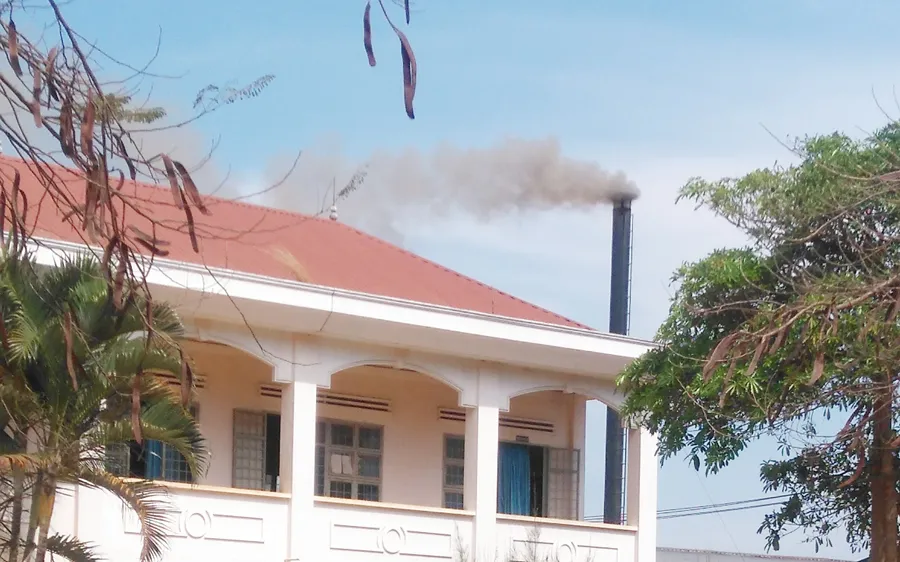 Nhà máy chế biễn gỗ cao su xả khói ngay cạnh trường học. Ảnh: HỮU PHÚC