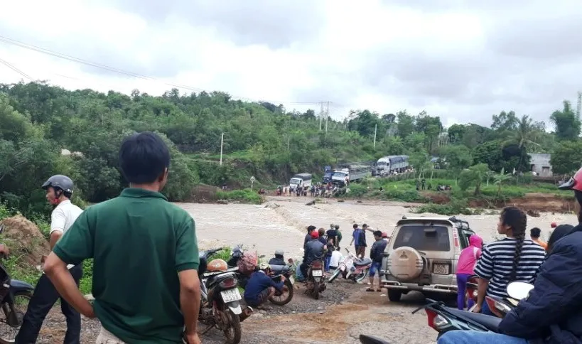Cầu tràn bị nước nhấn chìm, dân dài cổ chờ nước rút 