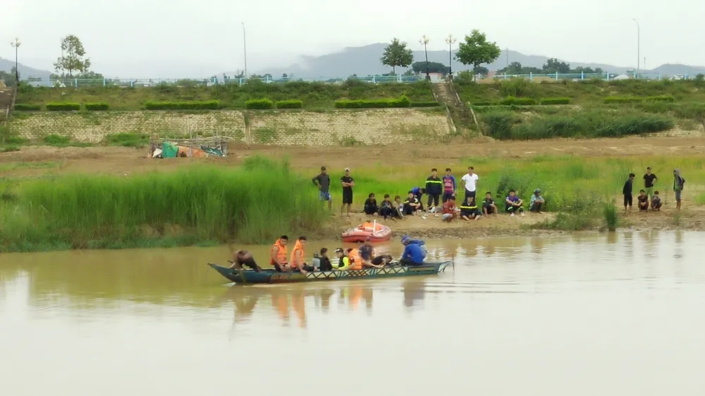 Lực lượng chức năng cùng người dân vẫn đang tích cực tìm kiếm nạn nhân vụ lật thuyền