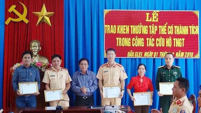 UBND huyện thưởng nóng cho các đơn vị đã tích cực cứu hộ. Ảnh: Cổng thông tin UBND huyện Đắk Glei
