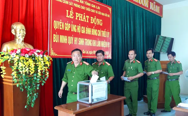Hàng trăm triệu đồng ủng hộ gia đình chiến sĩ công an hy sinh khi tham gia cứu người
