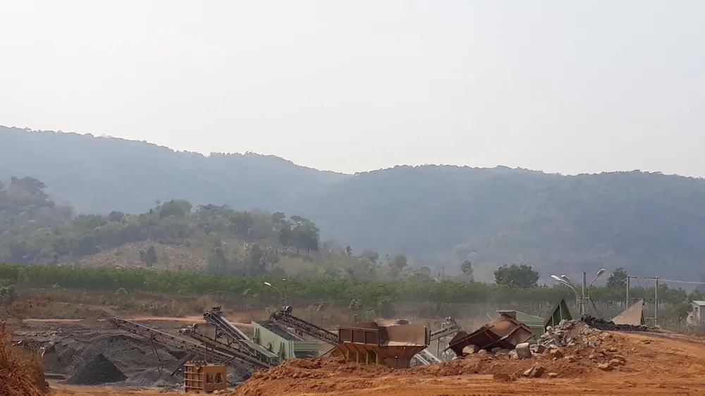 Tạm dừng hoạt động mỏ đá làm ảnh hưởng vườn cà phê