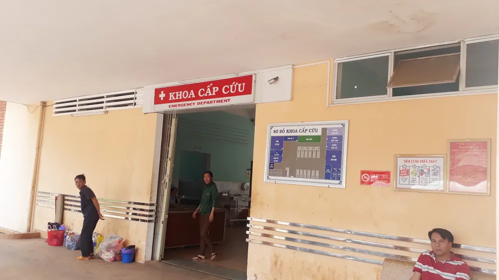 Bức xúc thủ tục BHYT, cha đập phá máy móc khi đưa con cấp cứu bệnh viện