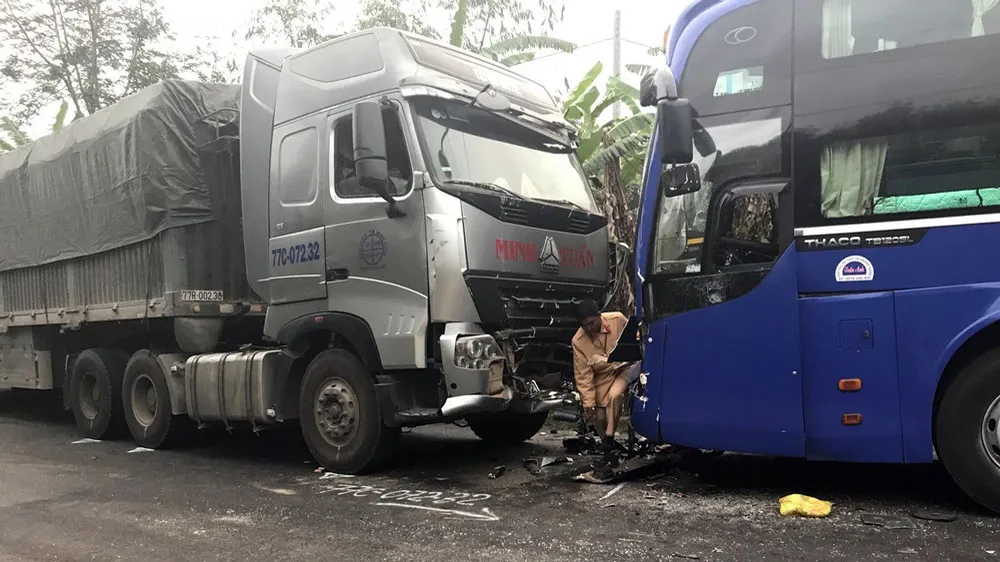 Phần đầu của hai chiếc xe bị hư hỏng.