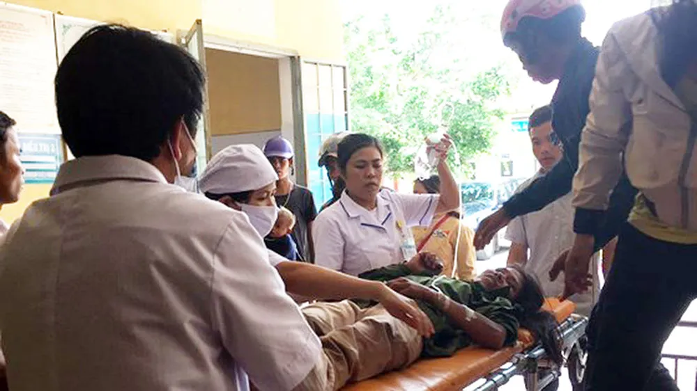 Hỗ trợ các nạn nhân trong vụ xe tải húc máy cày