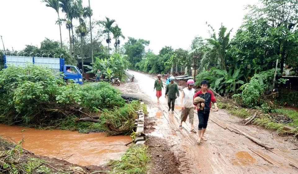 Đi xe máy qua cầu, nam thanh niên bị nước lũ cuốn trôi