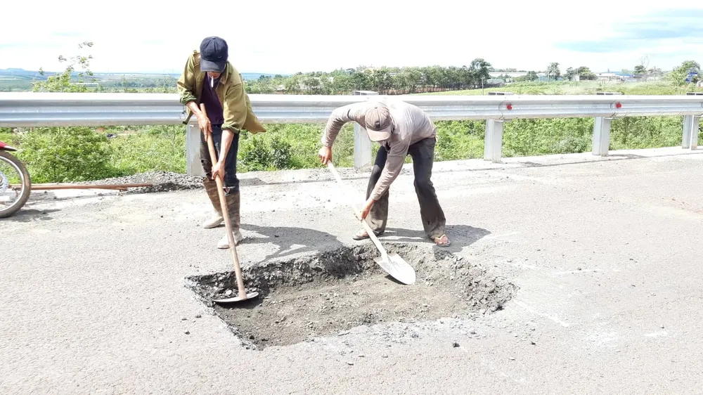 Sửa chữa con đường gần trăm tỷ nát bét “gây dư luận không tốt”