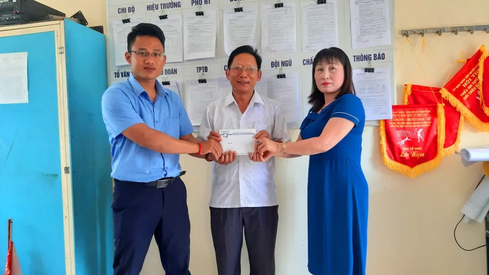 Hỗ trợ tiền để cải thiện bữa cơm cho học sinh nghèo vùng cao