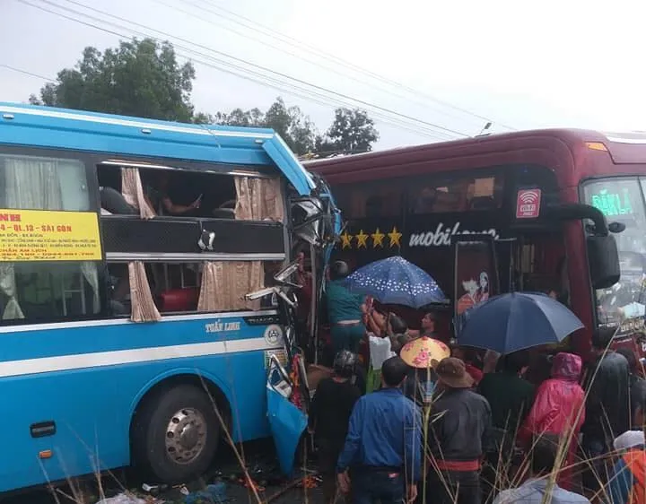 Hai xe khách tông nhau, 7 người bị thương