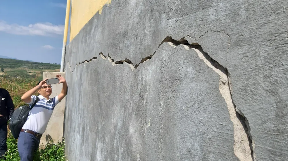 Kiểm tra thông tin trường hàng chục tỷ đồng mới đưa vào sử dụng đã nứt toác