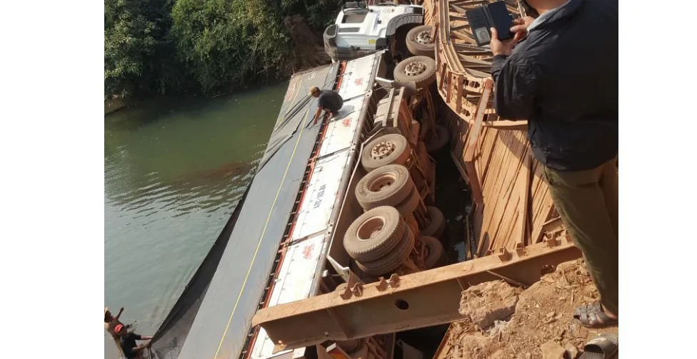 Gia Lai: Sập cầu sắt, tài xế may mắn thoát chết 