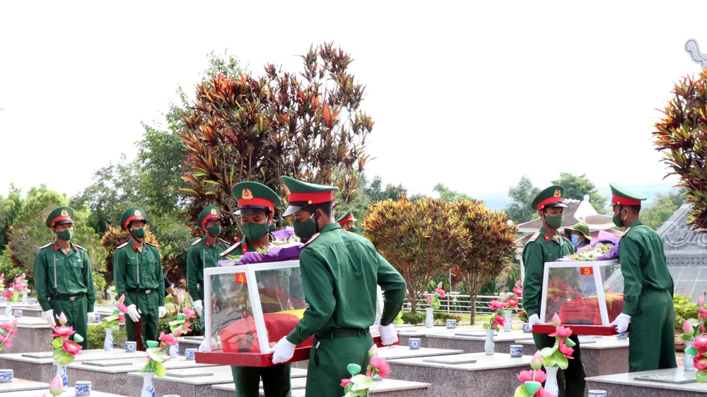 Kon Tum: Truy điệu và an táng 9 hài cốt liệt sĩ hy sinh trên đất bạn Lào