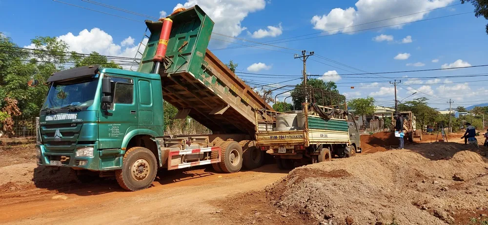 Xử phạt 146 triệu đồng đối với doanh nghiệp khai thác đất lậu để thi công đường 