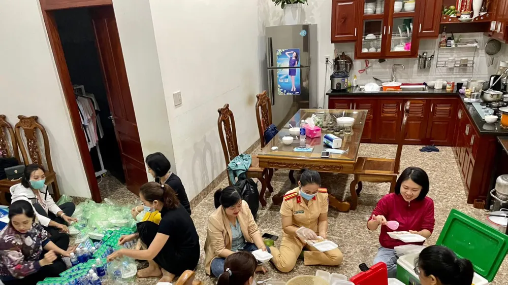 Gia Lai: Công an nấu xôi để “tiếp sức” người dân vùng dịch về quê