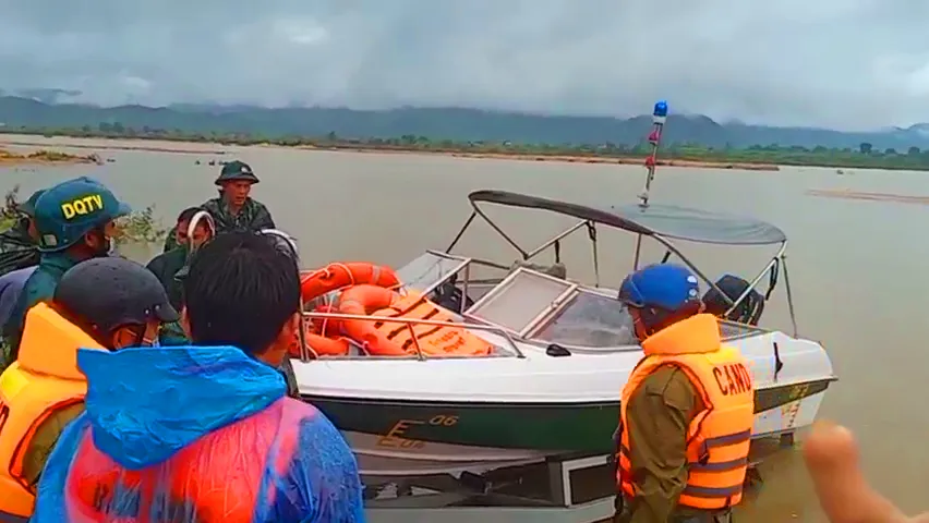 Hàng trăm người trắng đêm tìm kiếm cháu bé bị nước cuốn mất tích trên sông Ba