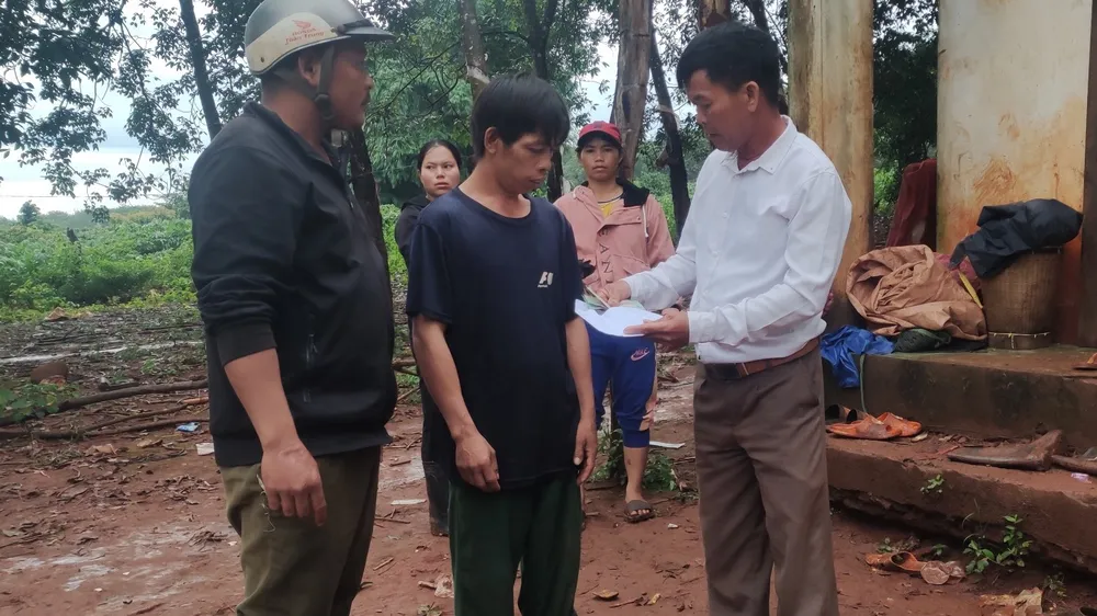 4 người trú mưa ở chòi, 2 người bị sét đánh chết