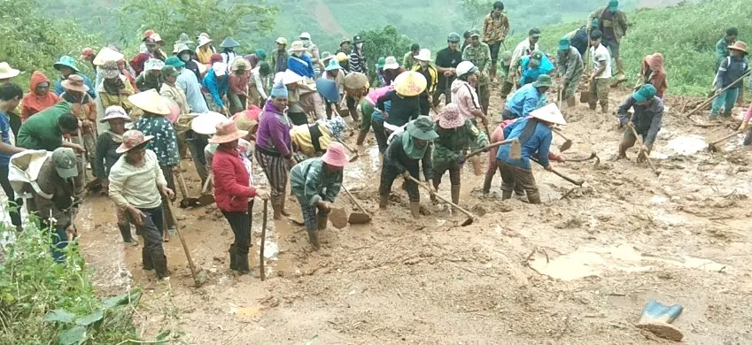 Hàng trăm người dân dọn đất để thoát cảnh bị cô lập