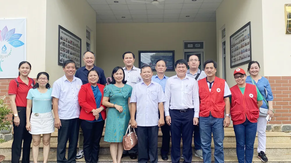 Đoàn Công tác Hội Chữ thập đỏ TPHCM thăm, tặng quà Làng trẻ em SOS Pleiku