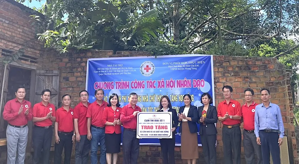 Tặng nhà cho 2 hộ nghèo dân tộc Ba Na ở Mang Yang