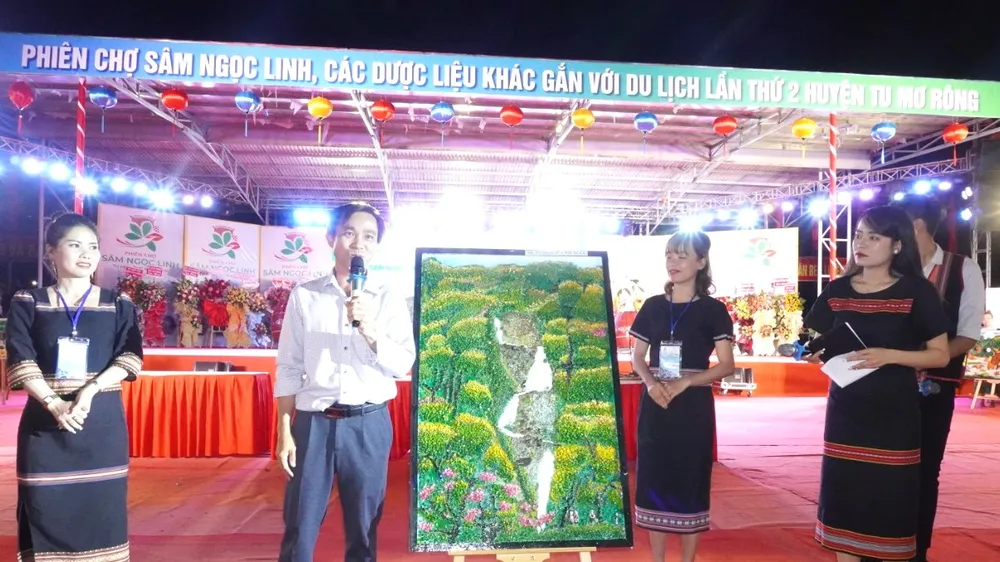 Học sinh Xơ Đăng vẽ tranh gây quỹ giúp đỡ người nghèo 