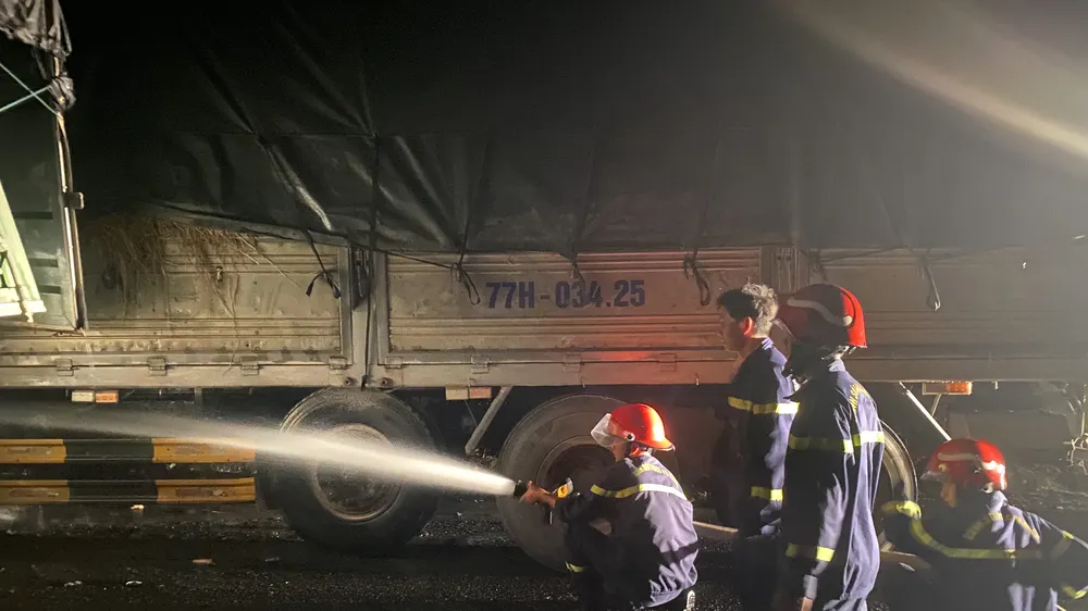 Công an tham gia dập lửa. Ảnh: Công an cung cấp