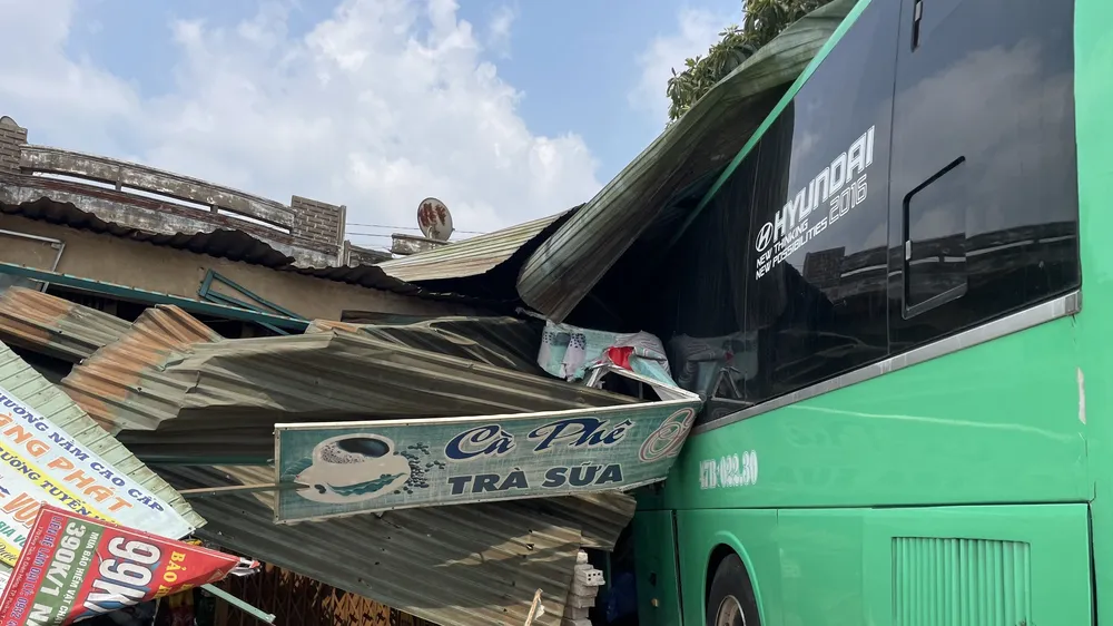 Xe khách lao vào nhà dân làm 2 người tử vong, 8 người bị thương
