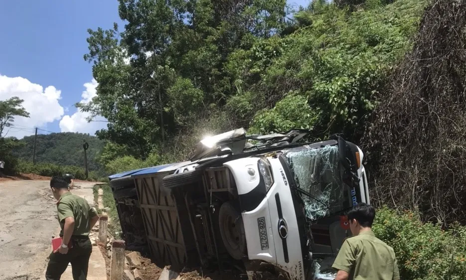 Xe chở cầu thủ đội bóng đá Quảng Nam bị lật, 1 người tử vong, 3 người bị thương 