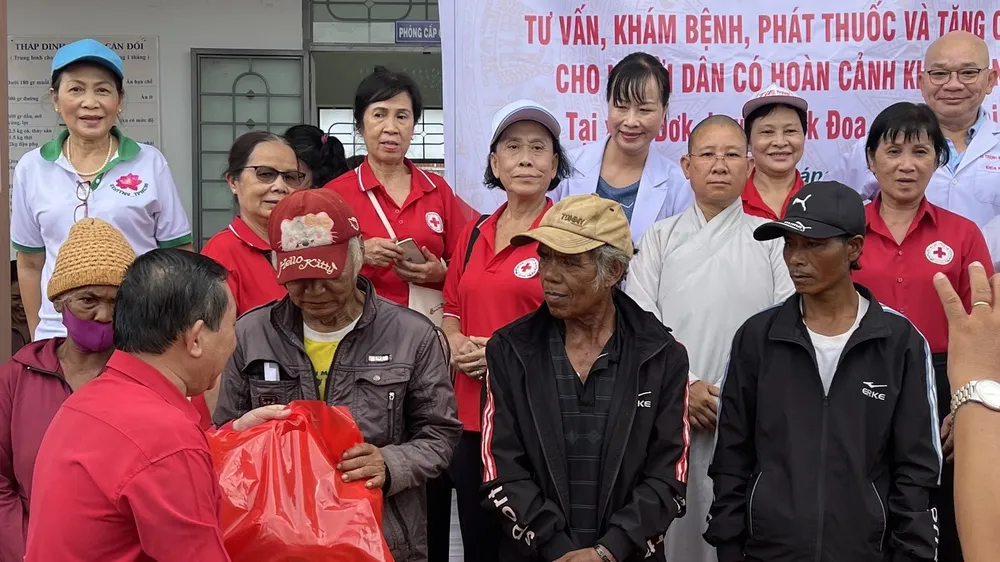 Hội Chữ thập đỏ quận Bình Thạnh cấp phát thuốc, tặng quà cho người dân đồng bào ở Gia Lai