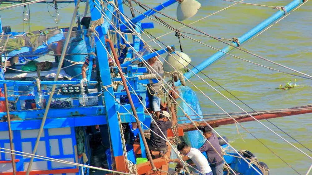 Đánh bắt thủy sản trong phân khu bảo vệ nghiêm ngặt, 2 thuyền trưởng bị phạt