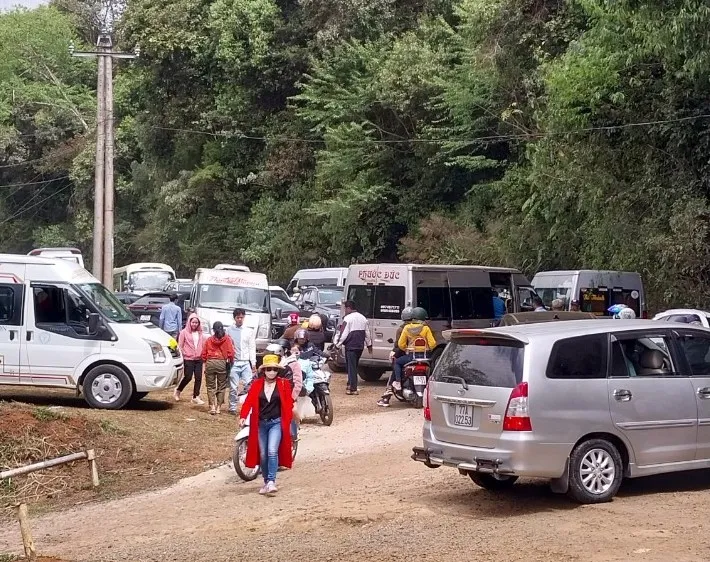 Khách đến Măng Đen đông nghịt, ùn tắc dài 2km