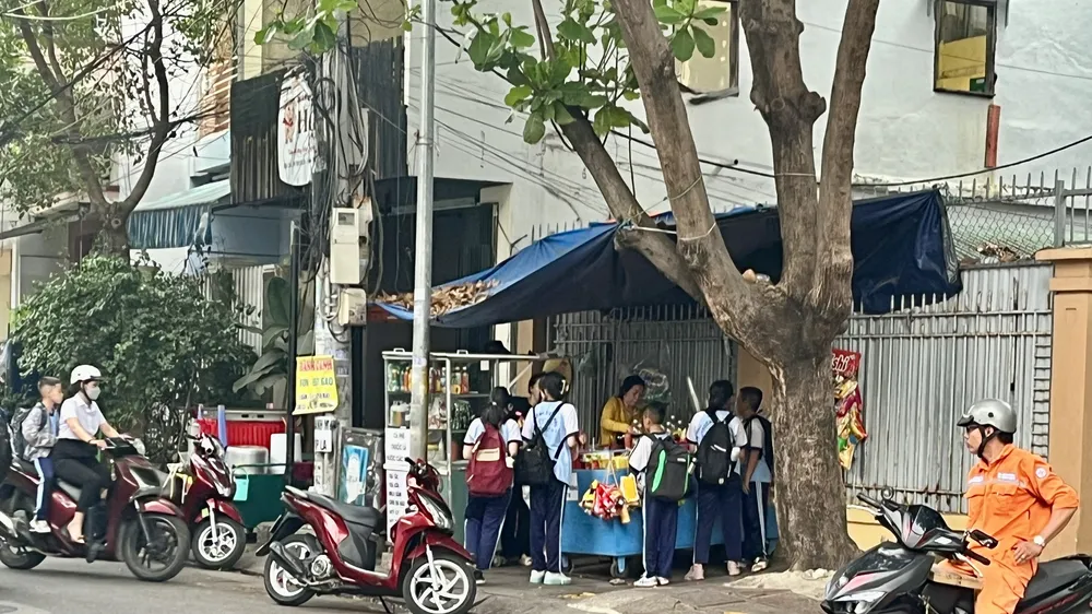 Khánh Hòa: Nhiều học sinh bị ngộ độc thực phẩm nghi do ăn cơm gà vỉa hè